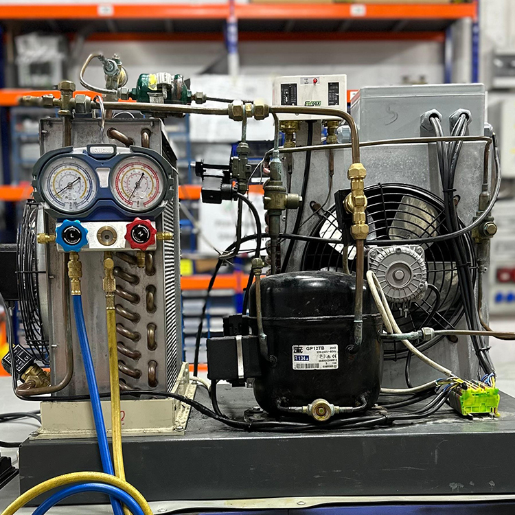 Servis Bakım, Arıza Tespit ve Yedek Parça Temin Hizmeti, endüstriyel bakım görseli, tesis arıza kontrolü, ekipman onarım ve yedek parça sağlama, teknik servis uygulaması, fabrika bakım hizmeti, sistem performans kontrolü, operasyonel destek görseli,