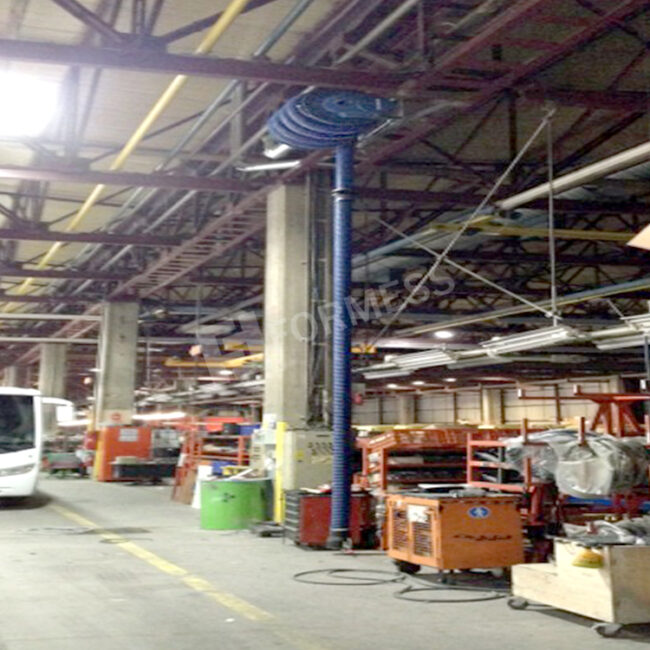 Kamyon Egzoz Gazı Emiş Sistemi, kamyon egzoz emiş hortumu, ağır vasıta egzoz gazı emiş sistemi, servis içi egzoz tahliye sistemi, raylı egzoz emiş ünitesi, tavan tipi egzoz emiş hattı, araç bakım atölyesi havalandırma, Formess egzoz gazı çözümleri,